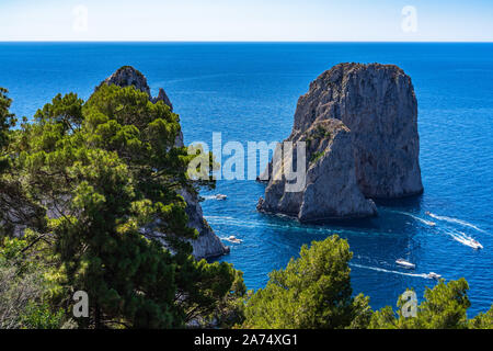 Nahaufnahme der Farglioni, der Berühmteste natürliche Wahrzeichen der Insel Capri, Kampanien, Italien Stockfoto