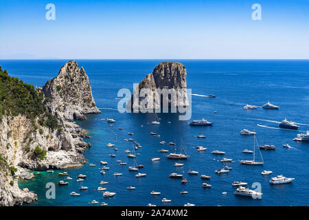 Weiten Panoramablick von den Gärten des Augustus mit der Faraglioni und blaues Meer voller Boote und Yachten, Italien Stockfoto