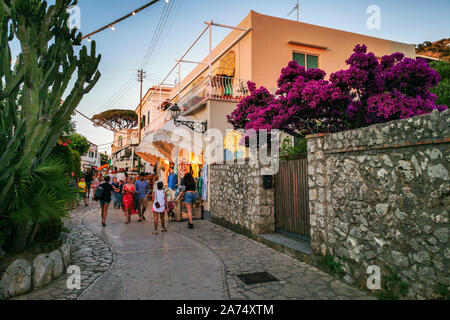 Lebendige Ancapri Hauptstraße mit Geschäften und bunten Blumen. Anacapri, Capri, Italien, Juni 2019 Stockfoto