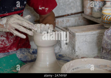 Close-up Bewegung der Hände, große Keramik vase Stockfoto