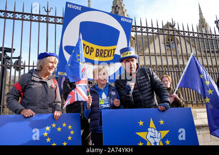 Westminster, England, UK. 30. Oktober 2019. Bleiben die Demonstranten vor dem House of Commons feiert eine weitere Verzögerung bei der Umsetzung Brexit hervorhebt, dass die gesetzte Frist von Halloween wird gehen mit der UK noch in der Europäischen Union, im Gegensatz zu den Versprechen der Premierminister. Steve Bray posiert mit Familie von Supporter. Quelle: JF Pelletier/Alamy Leben Nachrichten. Stockfoto