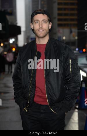 Thomas Middleditch heraus und über für Celebrity Candids-DI, dem späten Erscheinen mit Stephen Colbert, New York, NY 29. Oktober 2019. Foto: Kristin Callahan/Everett Collection Stockfoto