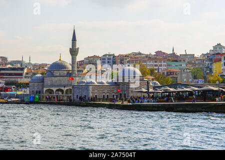 Panoramablick auf die asiatische Seite von Istanbul und den Bosporus, die asiatische Türkei trennt von der Europäischen Türkei. Stockfoto