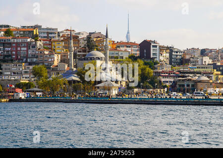 Panoramablick auf die asiatische Seite von Istanbul und den Bosporus, die asiatische Türkei trennt von der Europäischen Türkei. Stockfoto