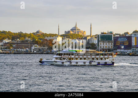Panoramablick über beschäftigt, Bosporus, Istanbul, Türkei. Stockfoto