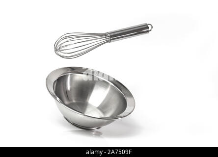 Isolieren Sie den Quirl und die Schüssel mit Küchengeschirr aus Aluminium Stockfoto