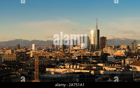 Mailand (Italien) Skyline mit modernen Wolkenkratzern in Porta Nuova business district. Panoramablick von Milano City. Italienische Landschaft. Stockfoto