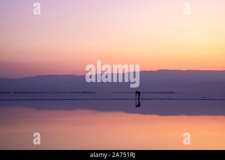 Fotografen, die Bilder von Sonnenaufgang am Ufer des Toten Meeres. Israel Stockfoto