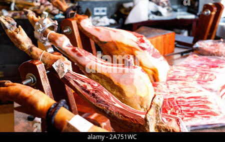 Beine von lecker appetitlichen Spanischer jamon auf hölzernen jamoneras Bereit zum Verkauf in kleinen Shop behoben Stockfoto