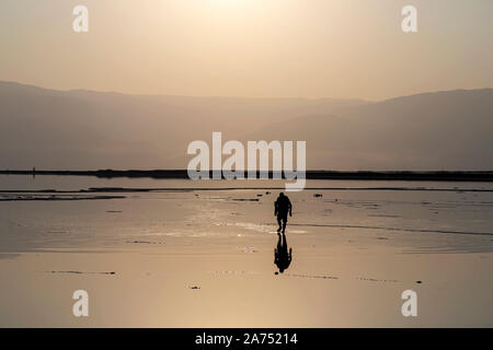 Fotografen, die Bilder von Sonnenaufgang am Ufer des Toten Meeres. Israel Stockfoto