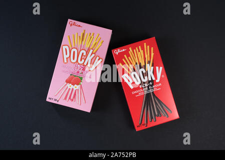 Petaling Jaya, Selangor, Malaysia - 20 April 2019: Pocky Marke von Schokolade klebt auf schwarzen Hintergrund. Pocky ist eine berühmte Süßwaren unter asiatischen Stockfoto