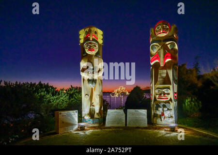 Coast Salish Housepost von Susan und Haida Totem Pole von Robert Davidson, Ufermauer, White Rock, British Columbia, Kanada Stockfoto