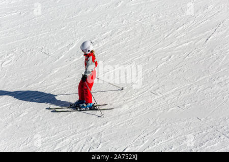 La Mongie, Frankreich - 21. März 2019: Kind Skifahren in den Bergen. Aktive Kleinkinder kid mit Schutzhelm, Schutzbrille und Polen. Wintersport für die ganze Familie. Kinder Stockfoto