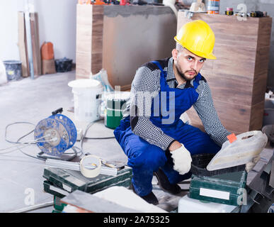 Gerne italienische Arbeiter ist, indem sie Werkzeuge im Koffer für die Arbeit am Objekt. Stockfoto