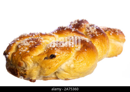 Typische traditionelle Österreich: Frontansicht eines steirischen Allerheiligenstriezel diagonal auf weißem Hintergrund Stockfoto