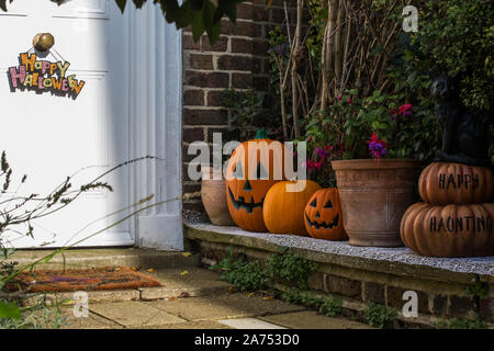 Windsor, Großbritannien. 30. Oktober, 2019. Halloween Kürbisse und Dekorationen außerhalb eines Hauses in der Bereitschaft für junge Trick or Treaters. Credit: Mark Kerrison/Alamy leben Nachrichten Stockfoto