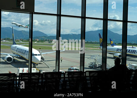 Die Fluggäste einen Ryanair Flug, während ein anderes Flugzeug dauert Stockfoto