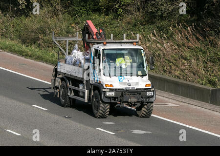 Ein Mercedes Benz Unimog unterwegs in Richtung Süden auf der Autobahn M6 in der Nähe von Preston in Lancashire, Großbritannien Stockfoto