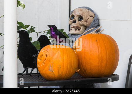 Windsor, Großbritannien. 30. Oktober, 2019. Halloween Kürbisse, Krähen und ein Skelett außerhalb eines Hauses in der Bereitschaft für junge Trick or Treaters. Credit: Mark Kerrison/Alamy leben Nachrichten Stockfoto