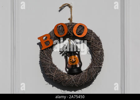 Windsor, Großbritannien. 30. Oktober, 2019. Halloween Dekorationen außerhalb eines Hauses in der Bereitschaft für junge Trick or Treaters. Credit: Mark Kerrison/Alamy leben Nachrichten Stockfoto