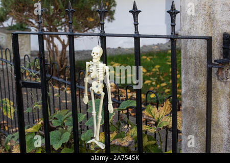Windsor, Großbritannien. 30. Oktober, 2019. Ein Skelett außerhalb eines Hauses in der Bereitschaft für junge Trick or Treaters. Credit: Mark Kerrison/Alamy leben Nachrichten Stockfoto
