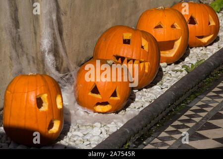 Windsor, Großbritannien. 30. Oktober, 2019. Halloween Kürbisse und Spinnweben außerhalb eines Hauses in der Bereitschaft für junge Trick or Treaters. Credit: Mark Kerrison/Alamy leben Nachrichten Stockfoto
