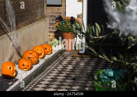 Windsor, Großbritannien. 30. Oktober, 2019. Halloween Kürbisse und Spinnweben außerhalb eines Hauses in der Bereitschaft für junge Trick or Treaters. Credit: Mark Kerrison/Alamy leben Nachrichten Stockfoto