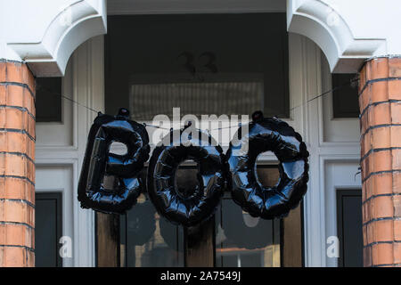 Windsor, Großbritannien. 30. Oktober, 2019. Das Wort "Buh" außerhalb eines Hauses in der Bereitschaft wird für junge Halloween Trick or Treaters. Credit: Mark Kerrison/Alamy leben Nachrichten Stockfoto