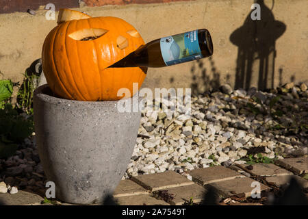 Windsor, Großbritannien. 30. Oktober, 2019. Eine Halloween Kürbis außerhalb eines Hauses in der Bereitschaft für junge Trick or Treaters. Credit: Mark Kerrison/Alamy leben Nachrichten Stockfoto
