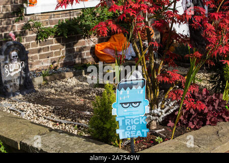 Windsor, Großbritannien. 30. Oktober, 2019. Halloween Dekorationen einschließlich einer 'Trick or Treat' Zeichen außerhalb eines Hauses in der Bereitschaft für junge Trick or Treaters. Credit: Mark Kerrison/Alamy leben Nachrichten Stockfoto