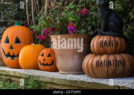 Windsor, Großbritannien. 30. Oktober, 2019. Halloween Kürbisse und Dekorationen außerhalb eines Hauses in der Bereitschaft für junge Trick or Treaters. Credit: Mark Kerrison/Alamy leben Nachrichten Stockfoto