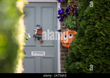 Windsor, Großbritannien. 30. Oktober, 2019. Halloween Dekorationen außerhalb eines Hauses in der Bereitschaft für junge Trick or Treaters. Credit: Mark Kerrison/Alamy leben Nachrichten Stockfoto