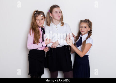 Drei schulmädchen Mädchen an der Schule in der Klasse Stockfoto