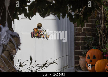 Windsor, Großbritannien. 30. Oktober, 2019. Ein "Happy Halloween" Schild und Kürbisse außerhalb eines Hauses in der Bereitschaft für junge Trick or Treaters. Credit: Mark Kerrison/Alamy leben Nachrichten Stockfoto