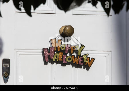 Windsor, Großbritannien. 30. Oktober, 2019. Ein "Happy Halloween" Schild außerhalb eines Hauses in der Bereitschaft für junge Trick or Treaters. Credit: Mark Kerrison/Alamy leben Nachrichten Stockfoto
