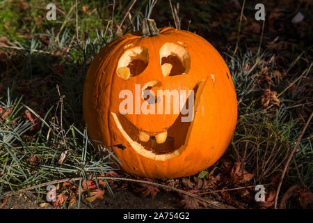 Windsor, Großbritannien. 30. Oktober, 2019. Eine Halloween Kürbis außerhalb eines Hauses in der Bereitschaft für junge Trick or Treaters. Credit: Mark Kerrison/Alamy leben Nachrichten Stockfoto