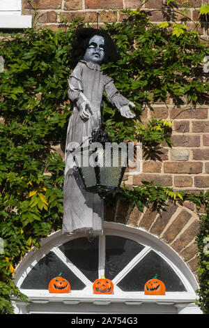Windsor, Großbritannien. 30. Oktober, 2019. Halloween Kürbisse und Dekorationen außerhalb eines Hauses in der Bereitschaft für junge Trick or Treaters. Credit: Mark Kerrison/Alamy leben Nachrichten Stockfoto