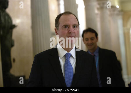 Washington, District of Columbia, USA. 30 Okt, 2019. United States Vertreter Adam Schiff (Demokrat aus Kalifornien) kommt zu dem US Capitol in Washington, DC, USA, am Mittwoch, 30. Oktober 2019. Schiff ist der Vorsitzende der US-amerikanischen Geheimdienstausschusses, der eingestellt wird, geschlossen zu hören - Tür Zeugnis von Foreign Service Officer und der Ukraine Expertin Catherine Croft heute. Credit: Stefani Reynolds/CNP/ZUMA Draht/Alamy leben Nachrichten Stockfoto