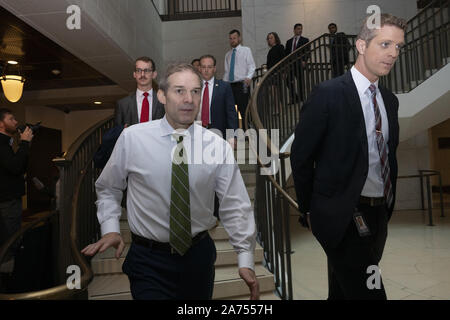 Washington, District of Columbia, USA. 30 Okt, 2019. United States Vertreter Jim Jordan (Republikaner aus Ohio), kommt auf die geschlossene Tür Zeugnis des Foreign Service Officer und der Ukraine Expertin Catherine Croft auf dem Capitol Hill in Washington, DC, USA, am Mittwoch, 30. Oktober 2019. Credit: Stefani Reynolds/CNP/ZUMA Draht/Alamy leben Nachrichten Stockfoto