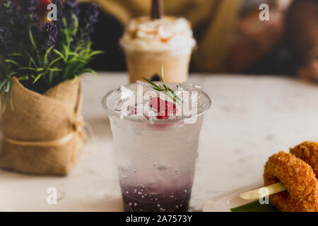 Erfrischende rot transluzent Getränke mit Ice und Himbeeren. Stockfoto