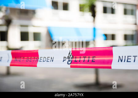 Niederländische Polizei Linie. Nicht kreuzen. Rotes Klebeband an einem Tatort. Stockfoto