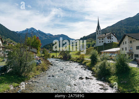 Savognin, GR/Schweiz, 12. Oktober, 2019: Blick auf das malerische Dorf und Kirche von Savognin auf der Julia Fluss in den Schweizer Alpen Stockfoto