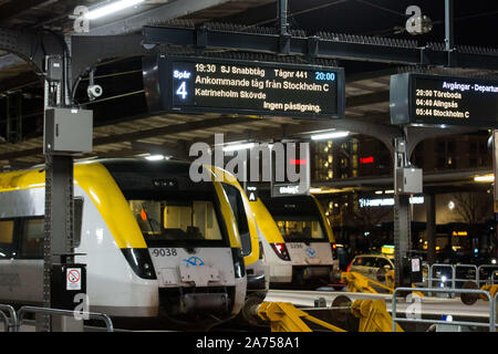 Göteborg, Schweden. 23 Okt, 2019. Züge auf dem Göteborger Hauptbahnhof. Die Station dient 27 Millionen Passagieren pro Jahr und ist damit der zweitgrößte Bahnhof in Schweden. Credit: Karol Serewis/SOPA Images/ZUMA Draht/Alamy leben Nachrichten Stockfoto