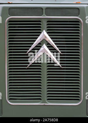 Retro Citroen Logo auf dem Kühlergrill eines retro grün Citroen van. Stockfoto