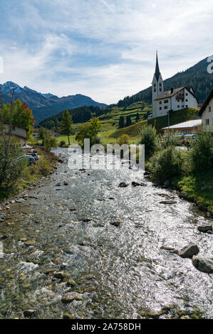 Savognin, GR/Schweiz, 12. Oktober, 2019: Blick auf das malerische Dorf und Kirche von Savognin auf der Julia Fluss in den Schweizer Alpen Stockfoto