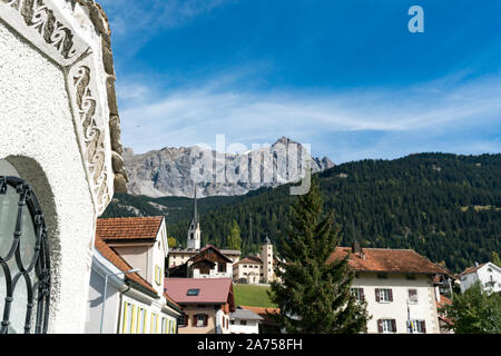 Savognin, GR/Schweiz, 12. Oktober, 2019: Blick auf das malerische Dorf von Savognin in den Schweizer Alpen Stockfoto