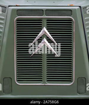 Retro Citroen Logo auf dem Kühlergrill eines retro grün Citroen van. Stockfoto