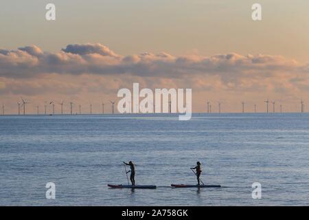 So steigen die Temperaturen im Inneren der Westminster heute Abend als die Brexit Abstimmung hots up, in Brighton ist es gekühlt wie die Einheimischen den Altweibersommer genießen Stockfoto