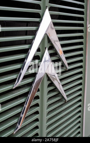 Retro Citroen Logo auf dem Kühlergrill eines retro grün Citroen van. Stockfoto