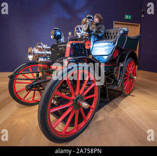 Bonhams, New Bond Street, London, UK. 30. Oktober 2019. London Brighton Run Verkauf Vorschau, Veteran die Autos und ähnliche Automobilia mit Pioneer Autos auf bonhams vor dem Verkauf am 1. November. Bild: 1900 MMC' Charette "twin-zylinder Tonneau, Schätzung, £ 220,000-260,000. Mit einem Eintrag in der diesjährigen London Brighton Run am Sonntag, den 3. November angeboten. Credit: Malcolm Park/Alamy Leben Nachrichten. Stockfoto